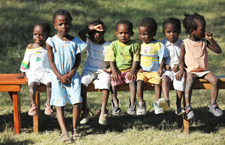 Chinese UN staffers donate food, tents to Haiti orphanage