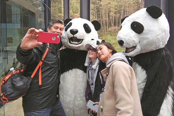 15 UN panda envoys visit Chengdu