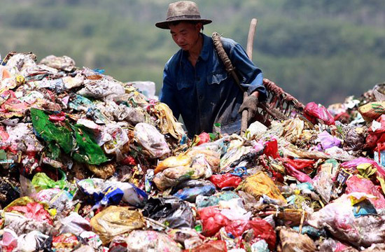 Landfill in Xi'an attracts treasure hunters