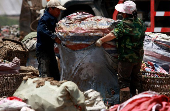 Landfill in Xi'an attracts treasure hunters