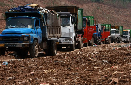 Landfill in Xi'an attracts treasure hunters