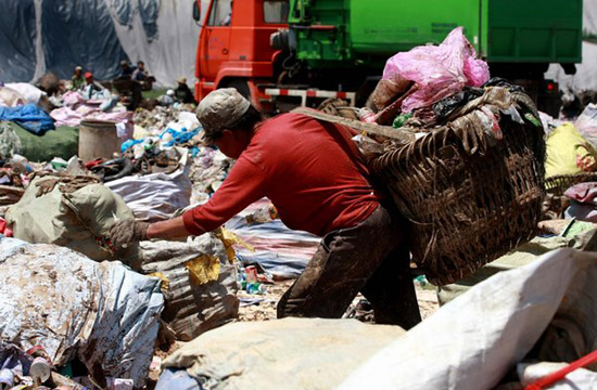 Landfill in Xi'an attracts treasure hunters