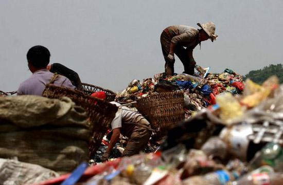 Landfill in Xi'an attracts treasure hunters