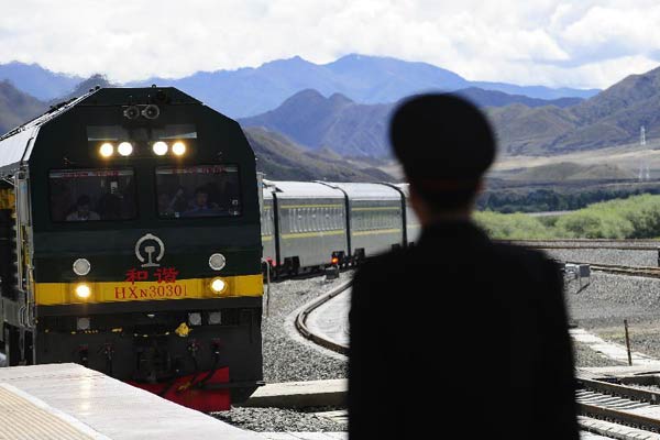 Passenger transport starts on Tibet's new railway