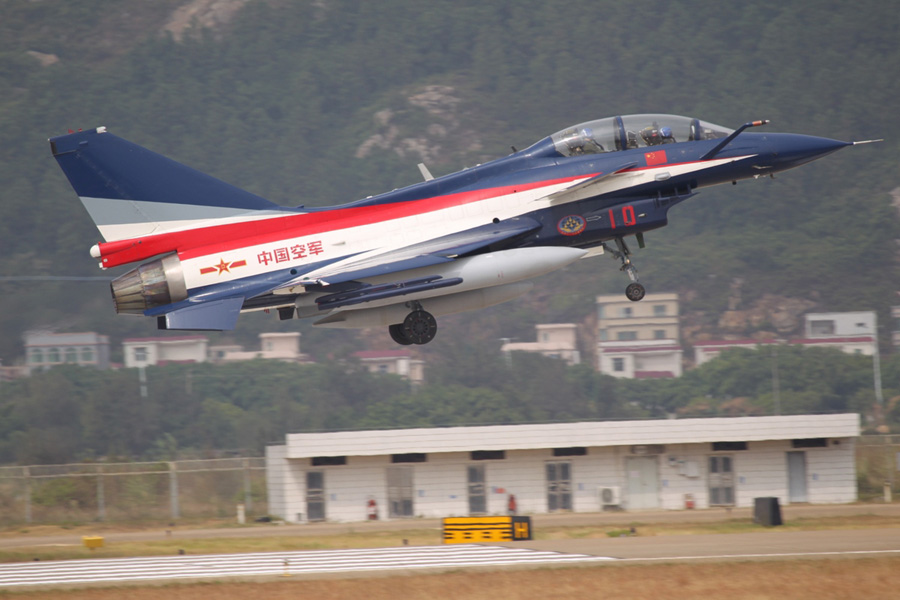 Aerial acrobats perform at China Airshow