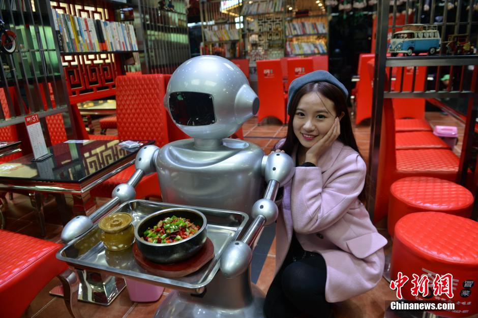 Robot-themed restaurant attracts curious customers