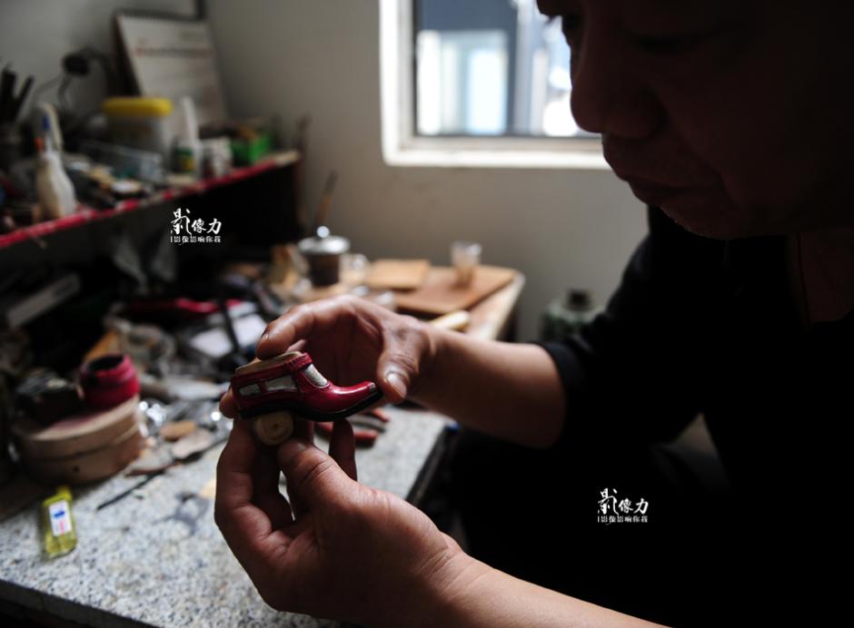 Shoemaker creates amazing miniature leather shoes