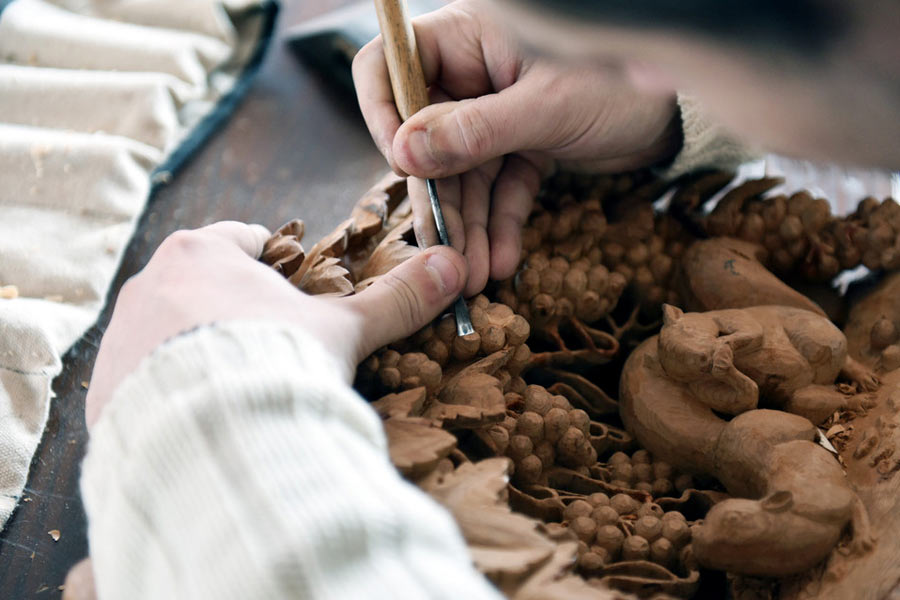 Frenchman engrossed by Dongyang wood carving