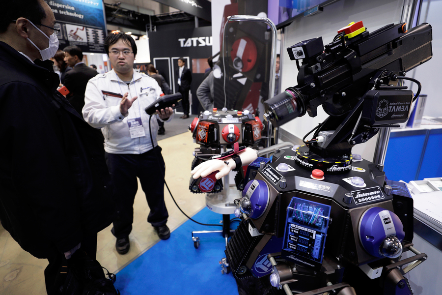 Cutting-edge gadgets on display at Tokyo's Wearable Expo