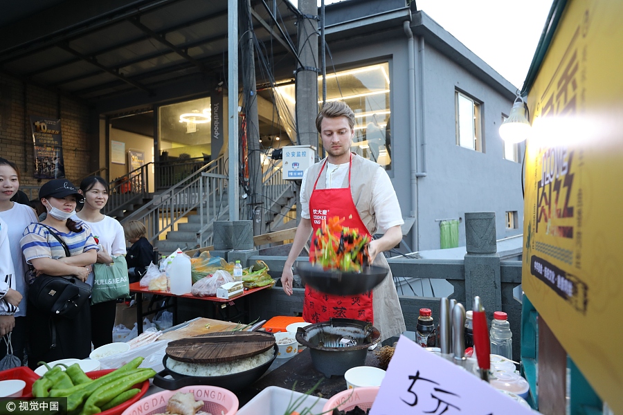 Russian cooks Chinese dishes in Hangzhou