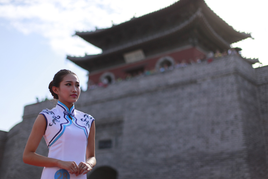 Vintage cars exhibited at auto cultural festival in China's Shanxi