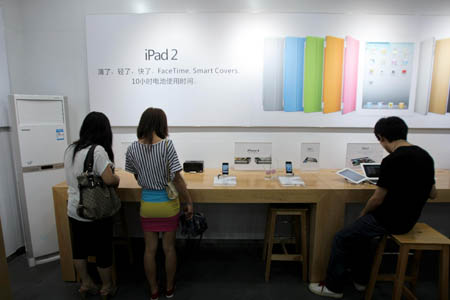 Charges of fakery hardly dent 'Apple' store's sales