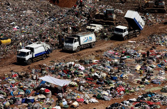 Landfill in Xi'an attracts treasure hunters