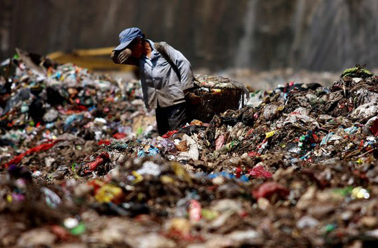 Landfill in Xi'an attracts treasure hunters