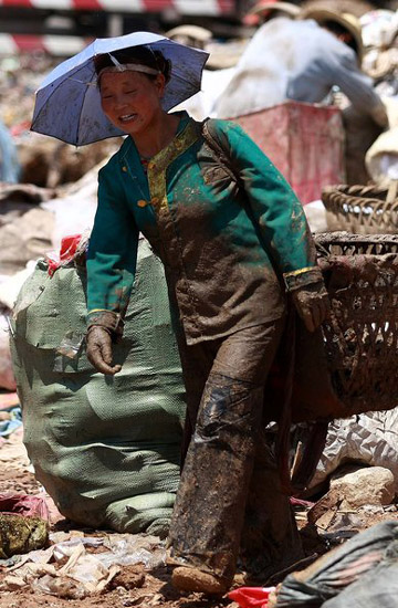 Landfill in Xi'an attracts treasure hunters