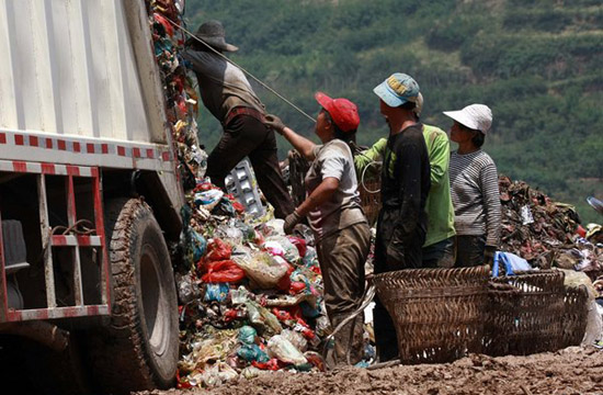 Landfill in Xi'an attracts treasure hunters