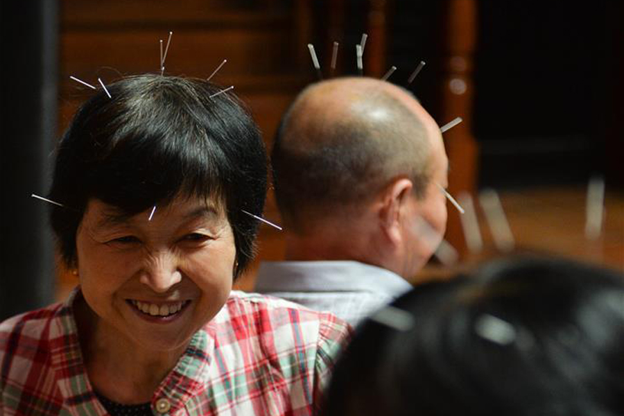 People receive acupuncture treatments in Hangzhou