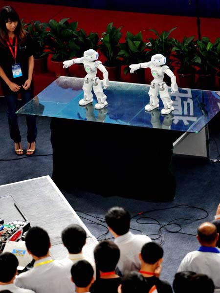 Robots draw crowd at intl manufacturing expo