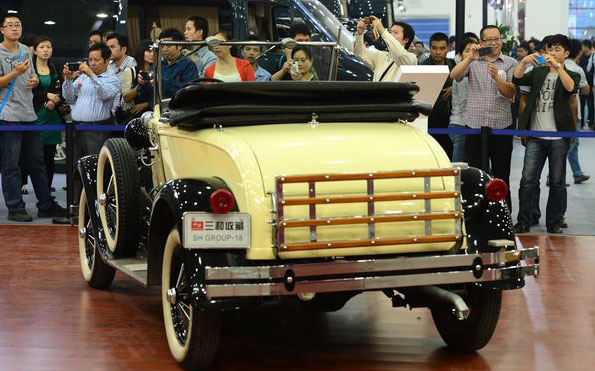 Vintage cars on show in Wuhan