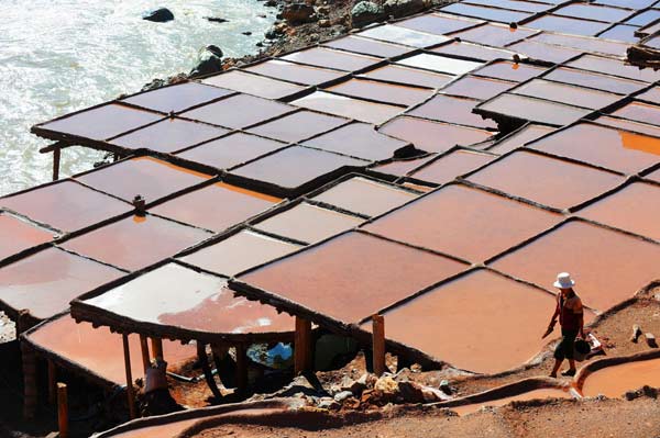 Tourists drawn to salt pans in Tibet