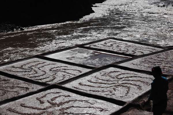 Tourists drawn to salt pans in Tibet