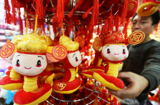 Toy snakes popular as Year of Snake approaches