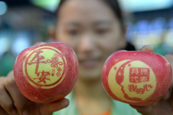 China agrees to allow imports of all US apples