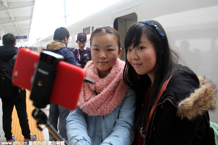 High-speed train linking Nanjing and Anqing starts operating