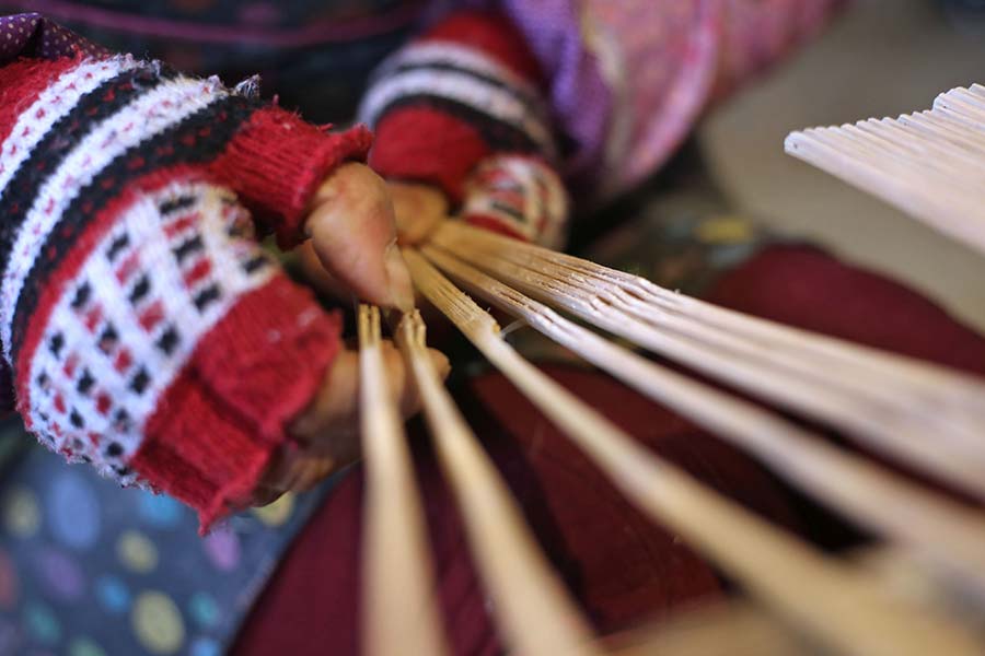 Post-90s quits his job to make traditional paper umbrellas