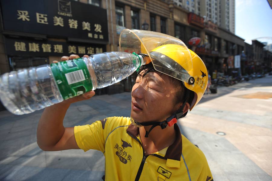 Courier delivers meals under scorching heat