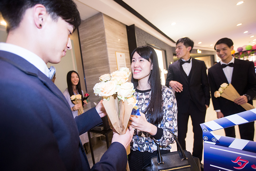 Handsome men send roses to celebrate Chinese Valentine's Day