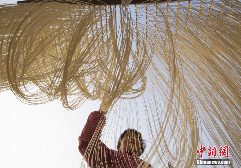 Handmade noodles to greet Spring Festival