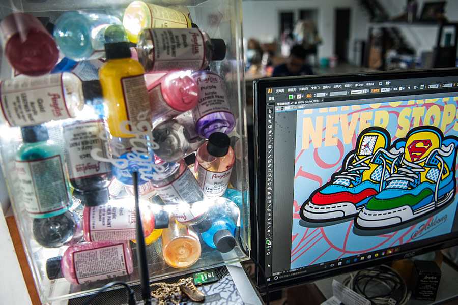 Renowned sneaker designer has 'million-yuan' hands