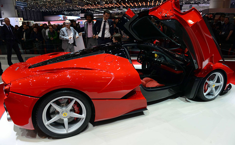 New LaFerrari hybrid debuts at Geneva auto show