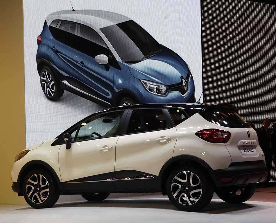 Renault-Nissan Chairman presents Captur in Geneva