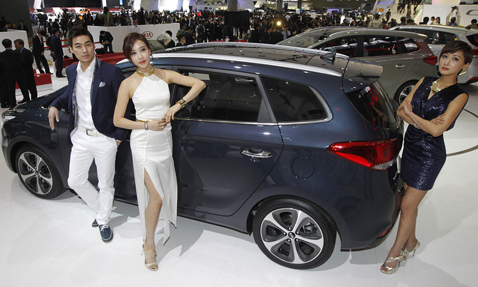 Models and cars at Seoul auto show