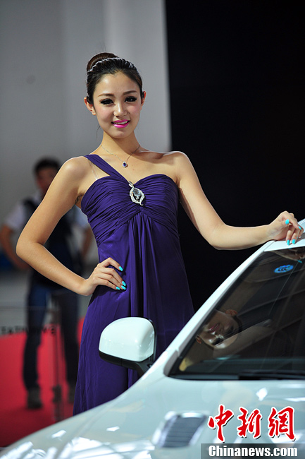 Glamorous models pose at Shenyang auto show