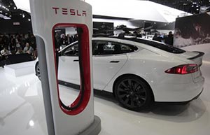 Tesla gives strong 2014 outlook, shares jump 12%