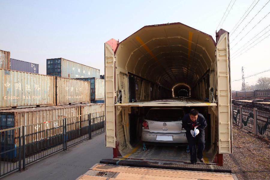 Beijing launches car-carrying trains for self-driving tourists in APEC vacation