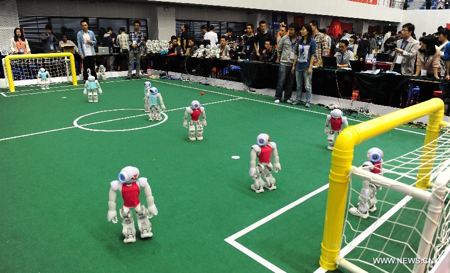 Robots kick off football match in Hefei