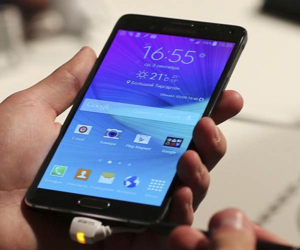 Samsung unveils Galaxy Note 4 with extras