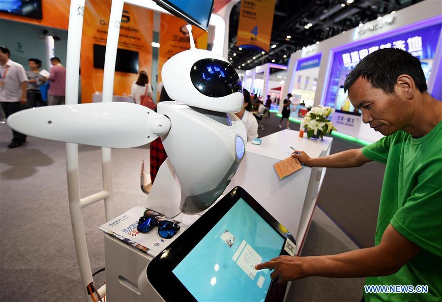 Science and technology experience items attract crowds in Beijing