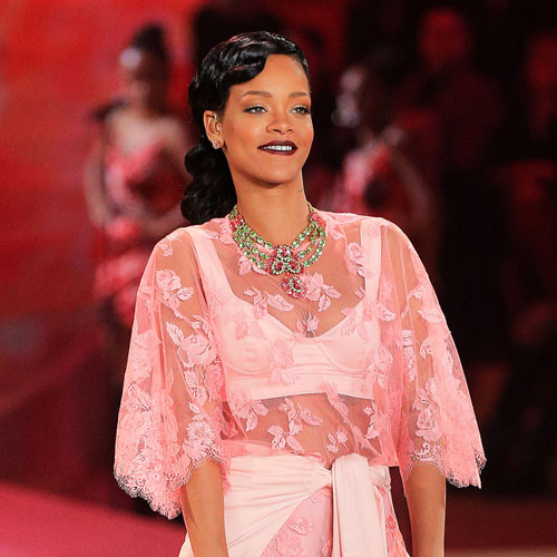 Rihanna splits from Chris Brown again