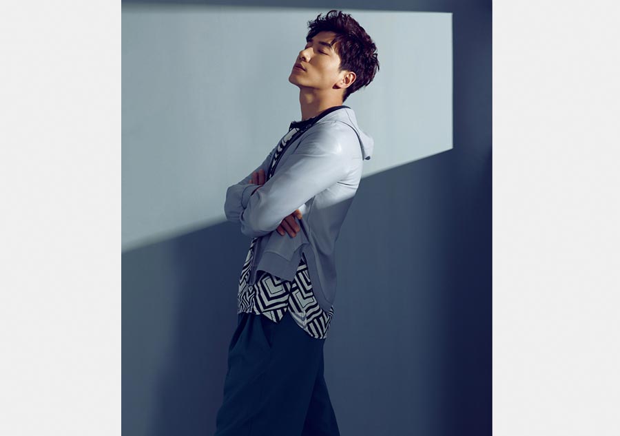 Zhang Liang poses for <EM>men's uno</EM> magazine