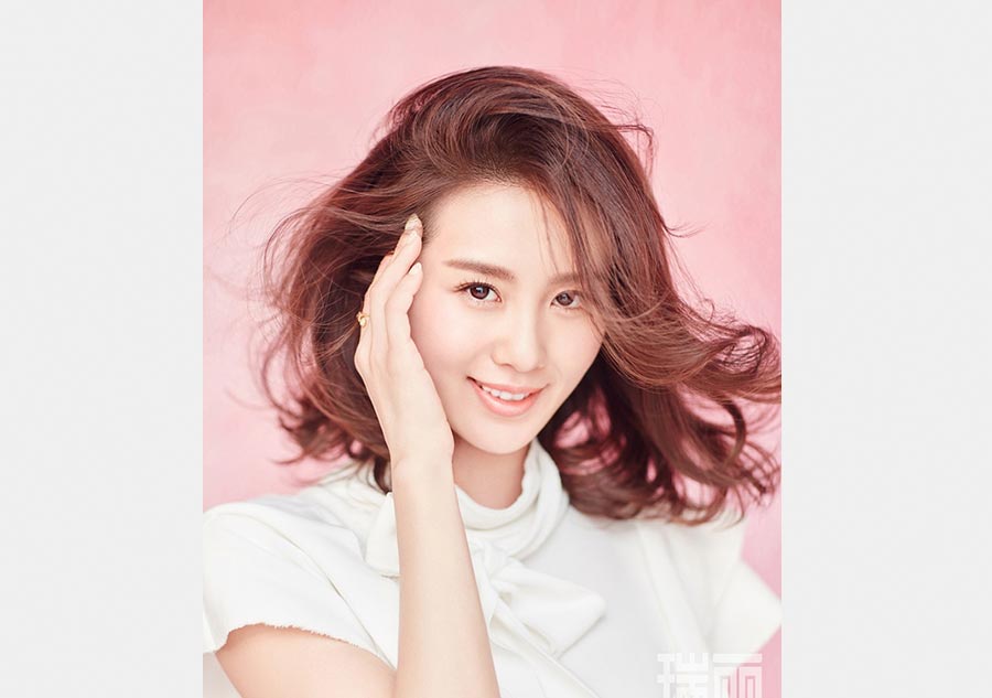 Newlywed Liu Shishi poses for photos