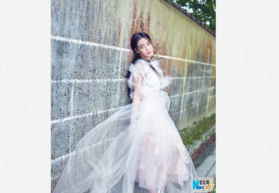 Actress Zhang Xinyu releases new fashion shots