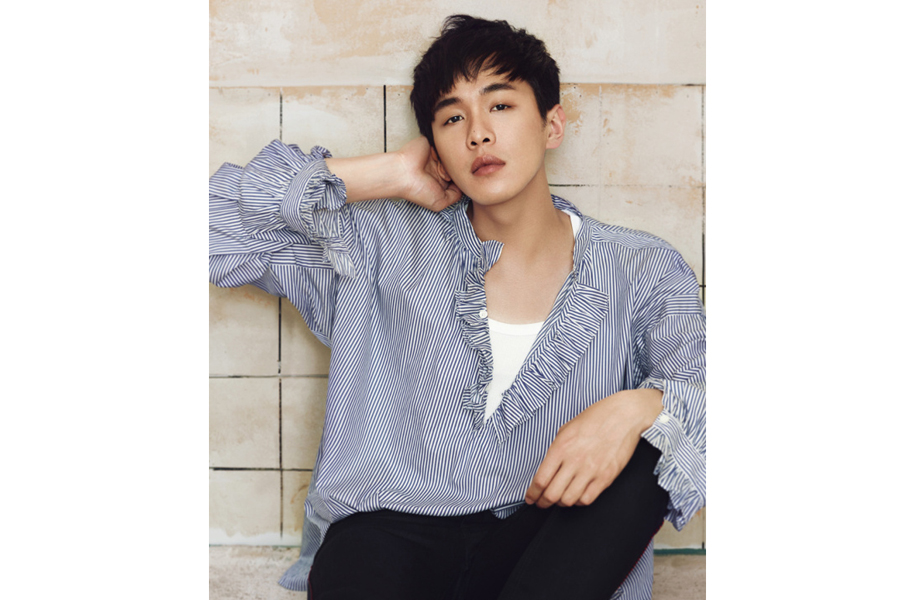 Actor Zhang Ruoyun poses for fashion photos