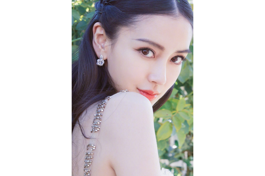 Fashion queen Angelababy releases fashion photos