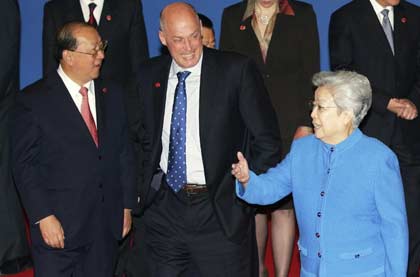 U.S. Treasury Secretary Henry Paulson (C) chats with Chinese Vice-Premier Wu Yi (R) and China's Finance Minister Jin Renqing after a group photo of the U.S. and Chinese delegations at the Strategic Economic Dialogue, in Beijing's Great Hall of the People December 15, 2006. A high-level U.S. delegation led by Paulson is in Beijing for two days of talks ending Friday aimed at airing trade grievances and exploring long-term cooperation.