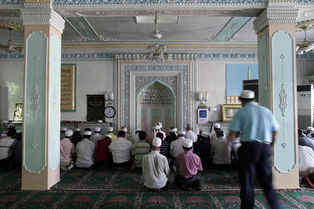 Xinjiang Muslims gear up for prayer